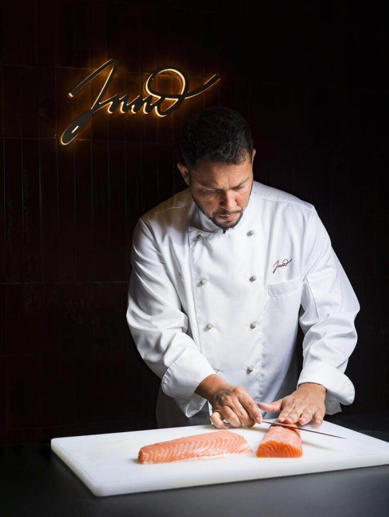 Lo chef lavora il salmone sotto l insegna INNO