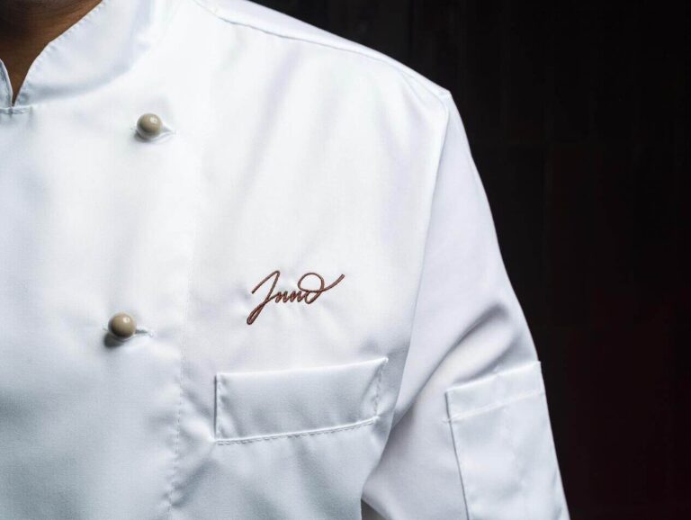 Dettaglio della giacca dello chef con logo INNO
