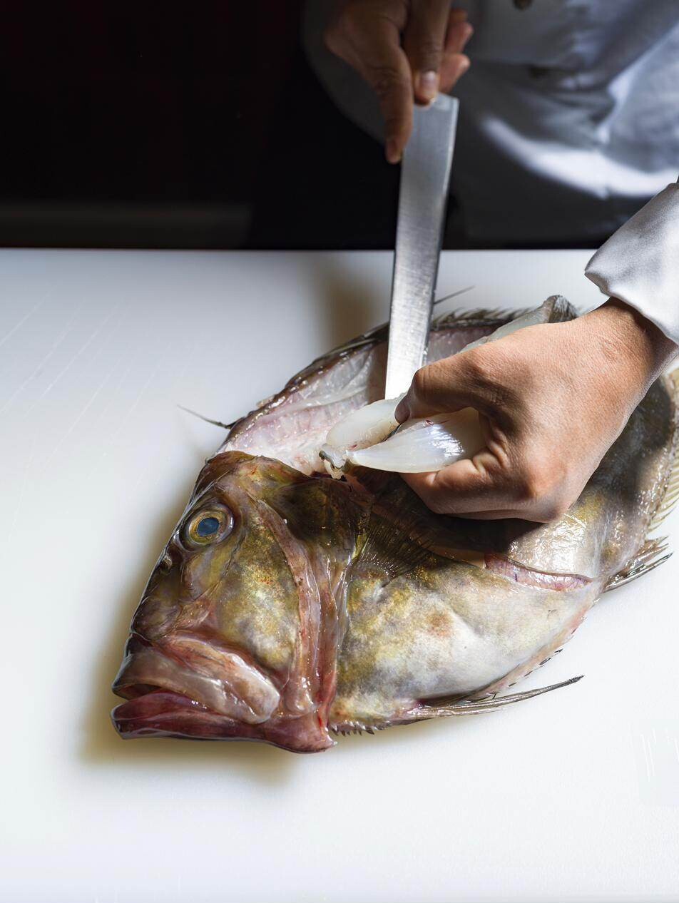 Lavorazione del pesce intero al banco crudi di INNO
